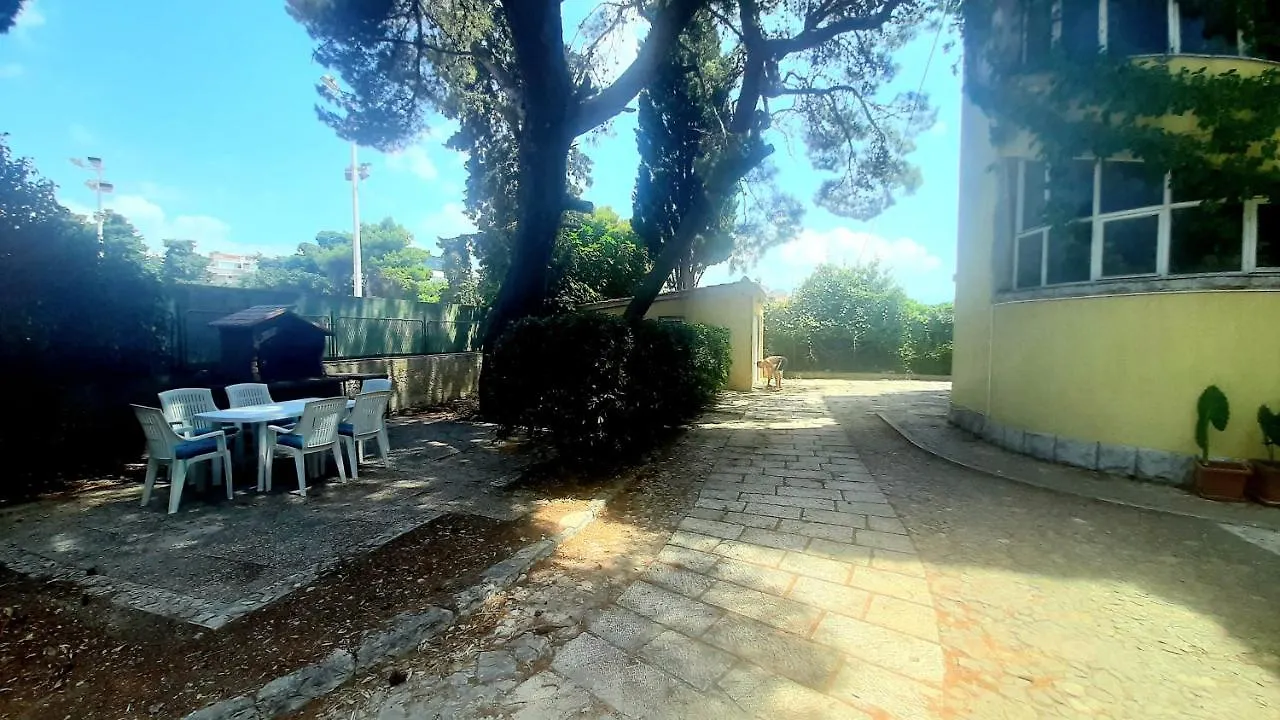 Old Captain'S Apartments - In A Pine Wood By The Sea And Tennis Courts Split 0*,  Croatia